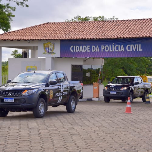 Viaturas da Polícia Civil de Roraima saindo da entrada da Cidade da Polícia Civil (Foto: Divulgação)