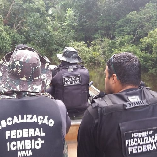 Agentes do ICMBio dentro de um barco durante uma fiscalização ambiental