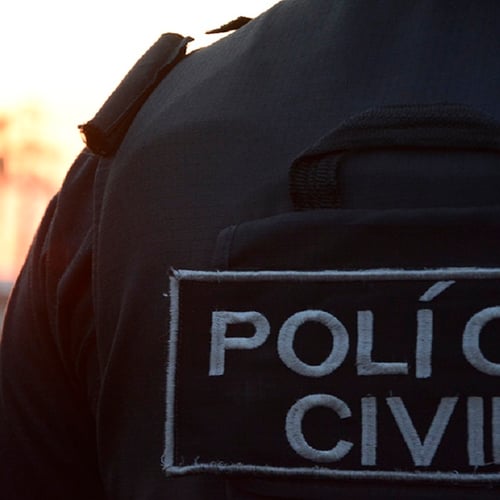Colete de balas com a expressão "Polícia Civil" em destaque 
