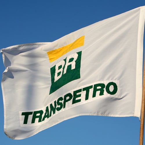 Bandeira da Transpetro flamulando 
