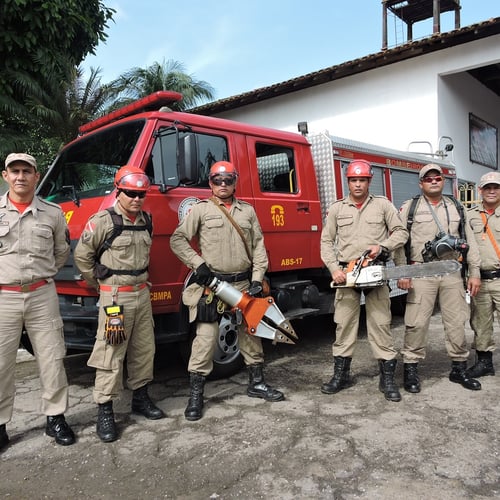 Soldados do Corpo de Bombeiros do Pará em frente a um caminhão da corporação