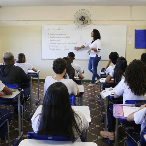 Professora dá aula para estudantes em Minas Gerais (Foto: Gil Leonardi / Imprensa MG)