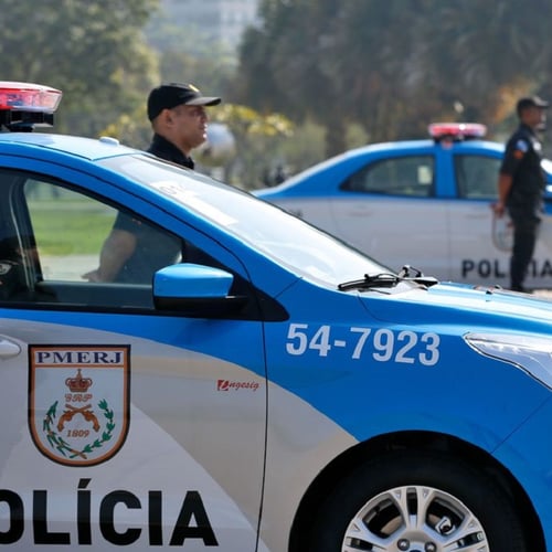 Policiais militares do Rio de Janeiro ao lado de viaturas da corporação (Foto: Agência Brasil)