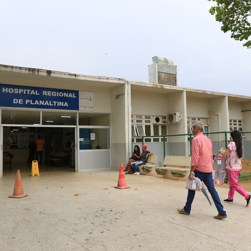 Pessoas entrando no Hospital Regional de Planaltina (Foto: Divulgação)